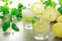 Какие преимущества дает стакан воды с лимоном по утрам