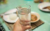 Почему не стоит пить холодную воду во время еды
