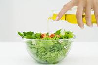 Низкокалорийная заправка делает салат вредным